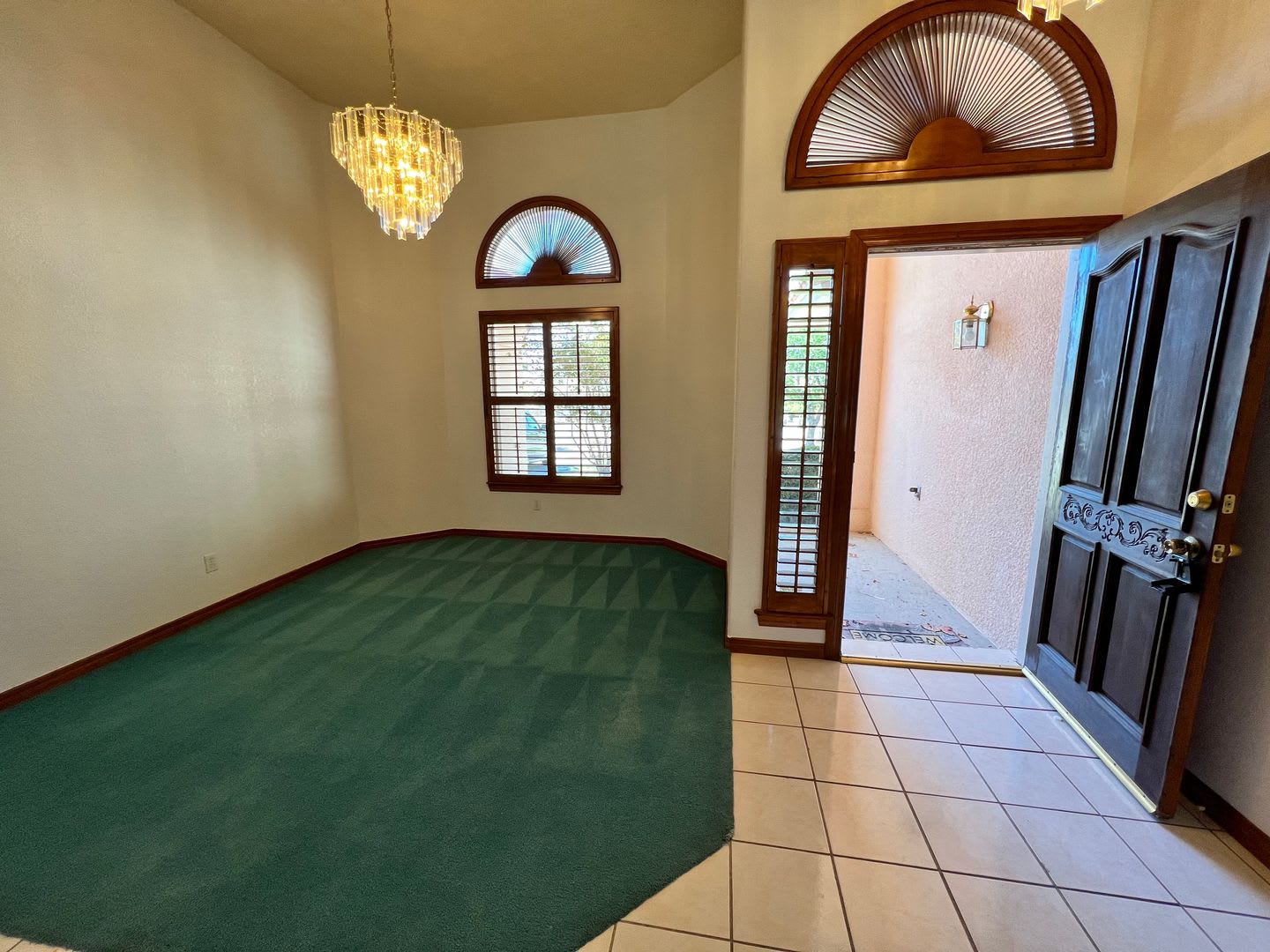 Elegant Westside Gem With Spacious Living And Exceptional Location – photo 3
