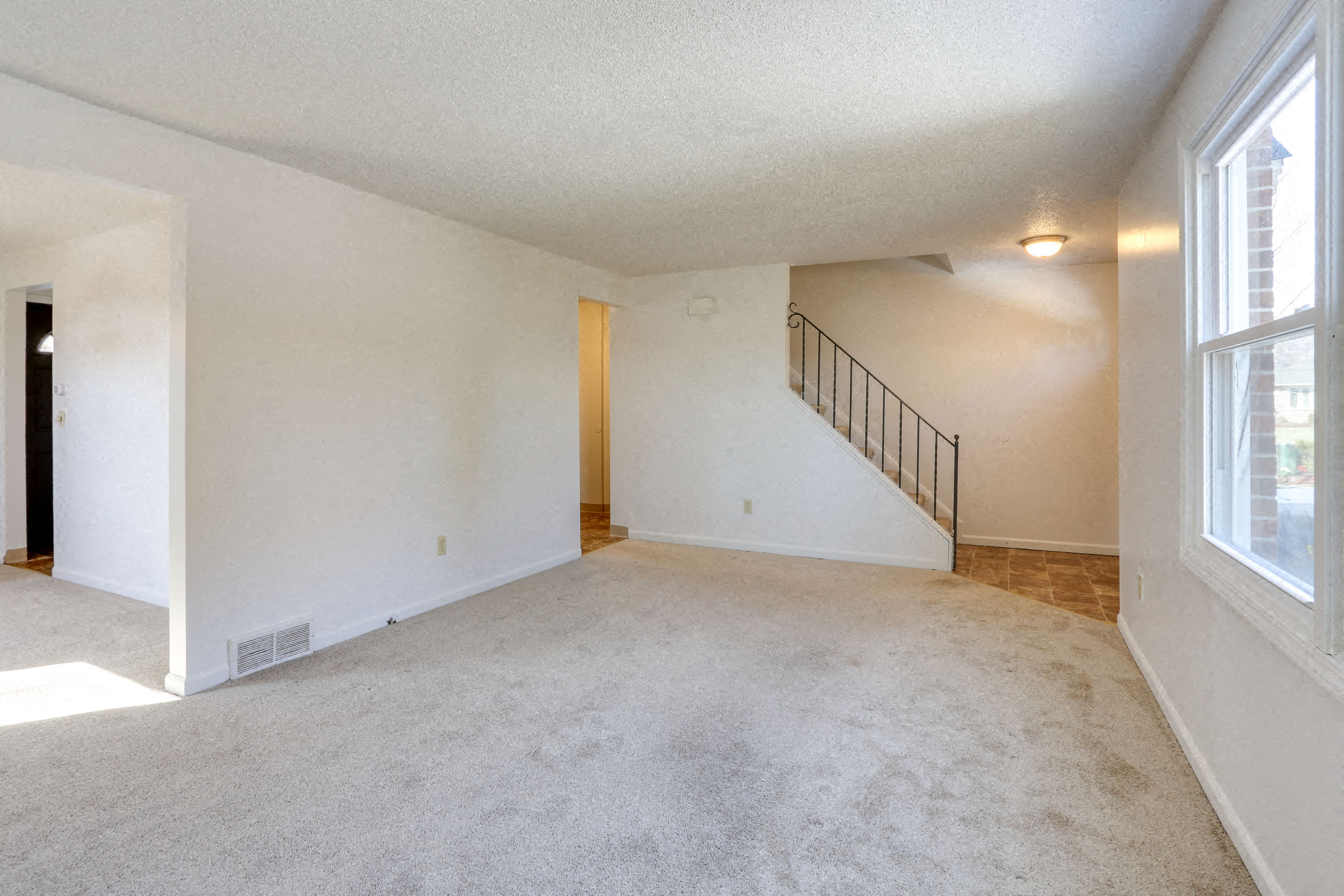 383/385 Kaymar Drive – photo 2