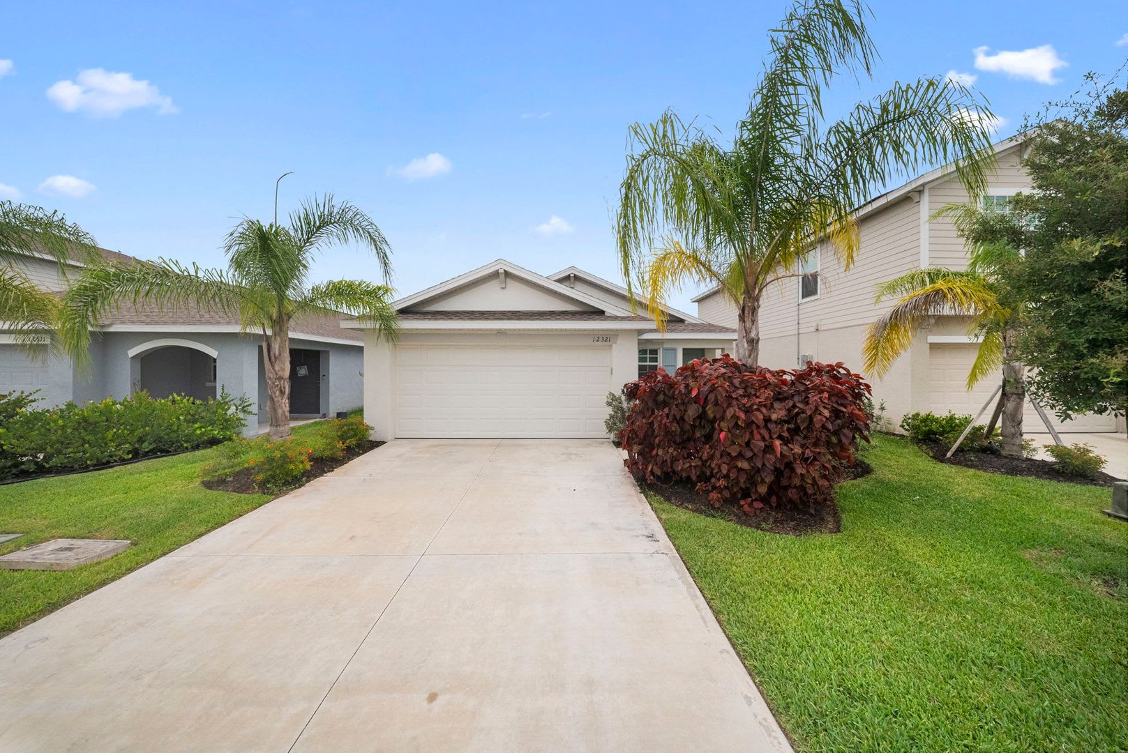 Modern 3 bedroom 2 bathroom single family home in Lehigh Acres – photo 1