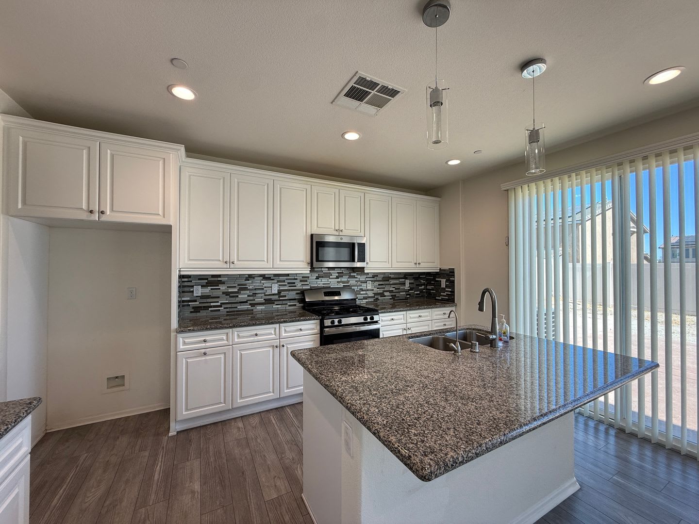 Palmdale 5 Bedrooms + 3.5 Bathroooms – photo 3