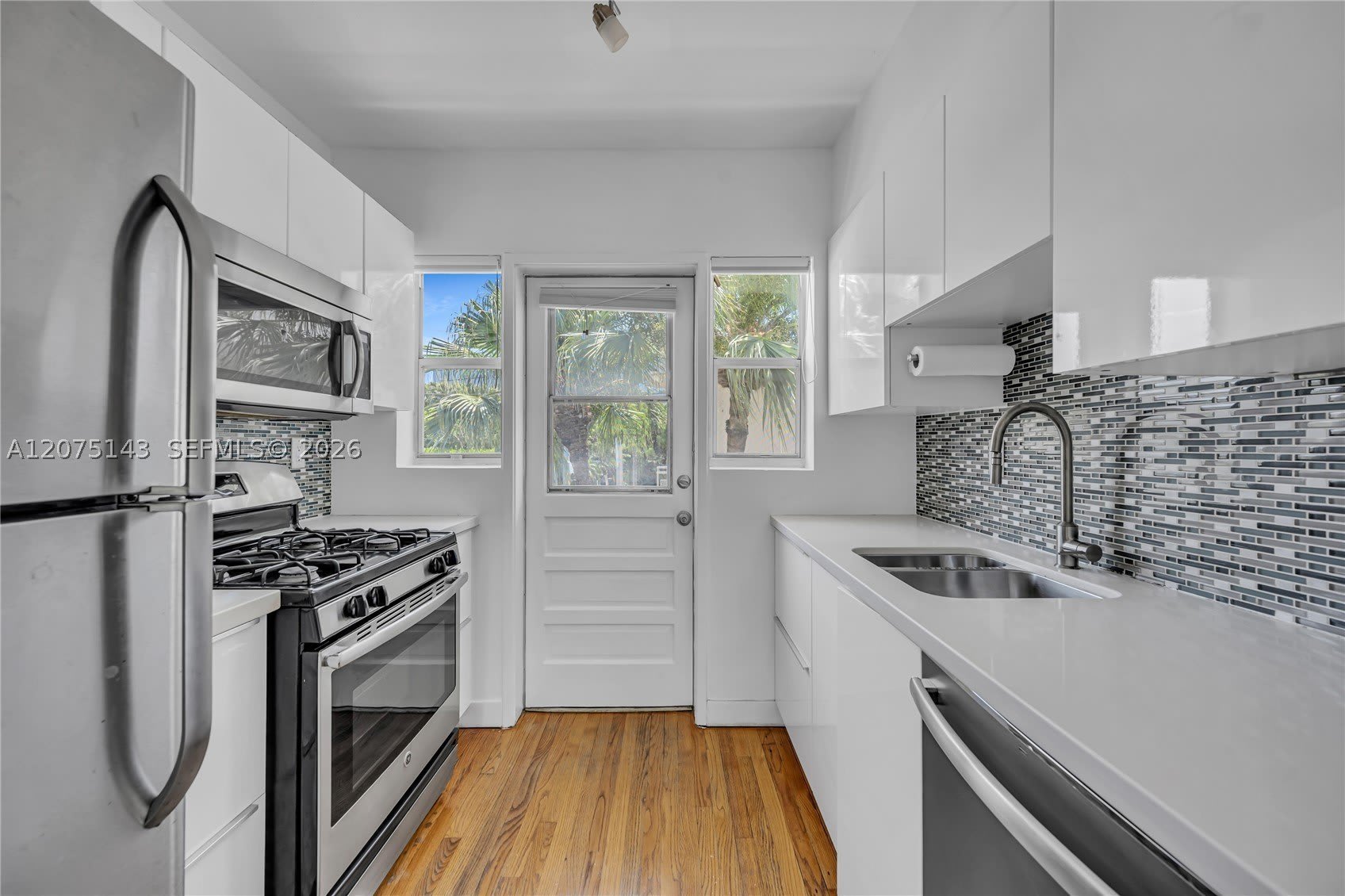800 W 42Nd St – photo 5