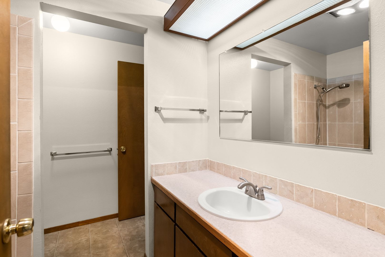 WELL-MAINTAiNED 2 BEDROOM & 1.5 BATH CONDO – photo 3