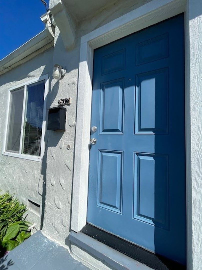 Quaint Studio Freshly Painted With Modern Fixtures With Front And Back Entrance – photo 1