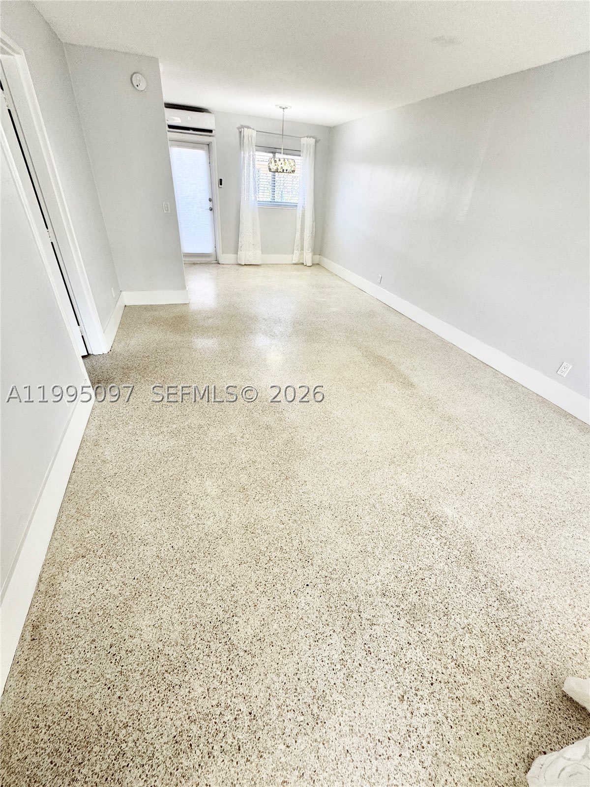 1601 SE 15 – photo 2