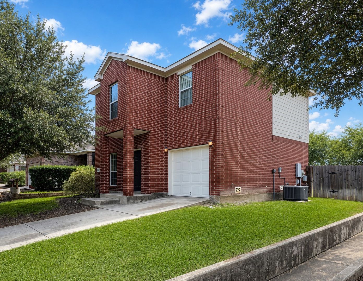 Spacious Home With Oversized Backyard & Lawn Service Included! – photo 1
