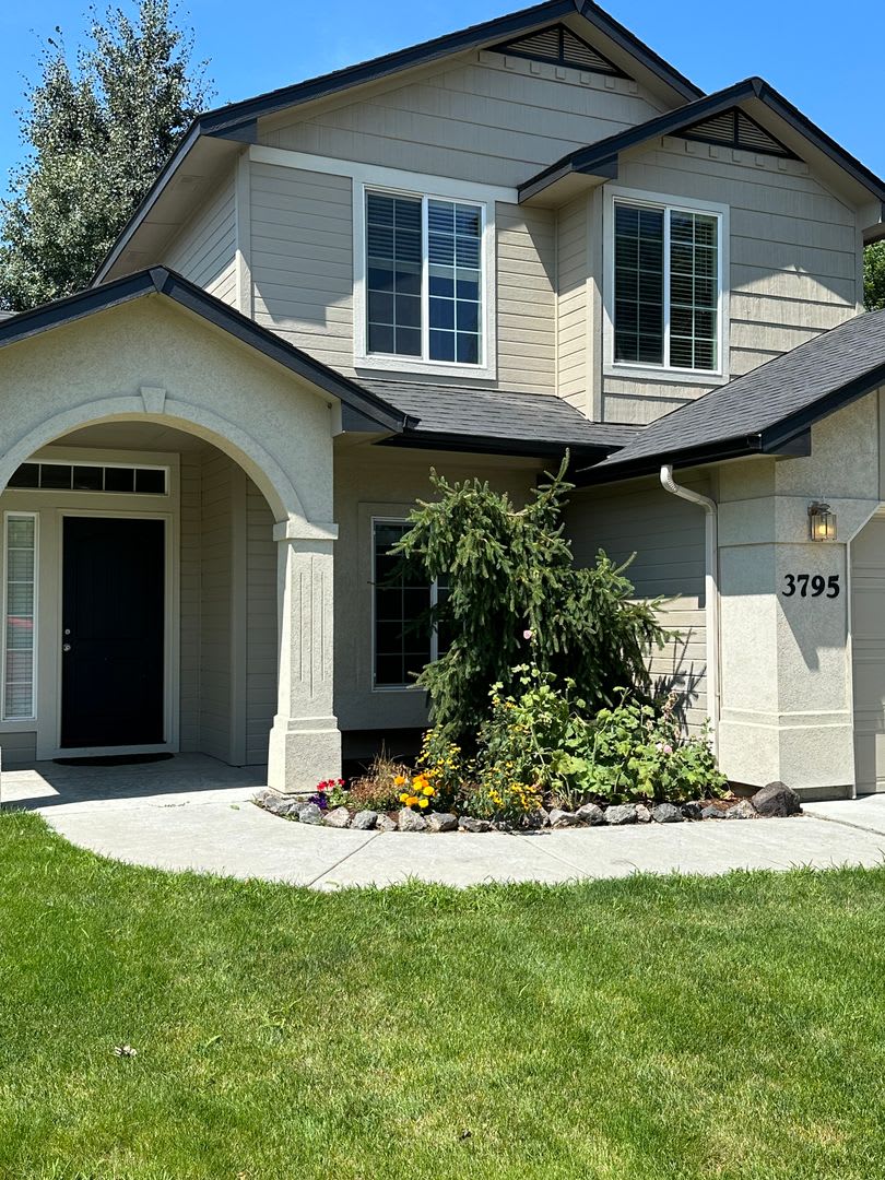 4-Bed Meridian Retreat Featuring Flexible Layout & Private Backyard – photo 2