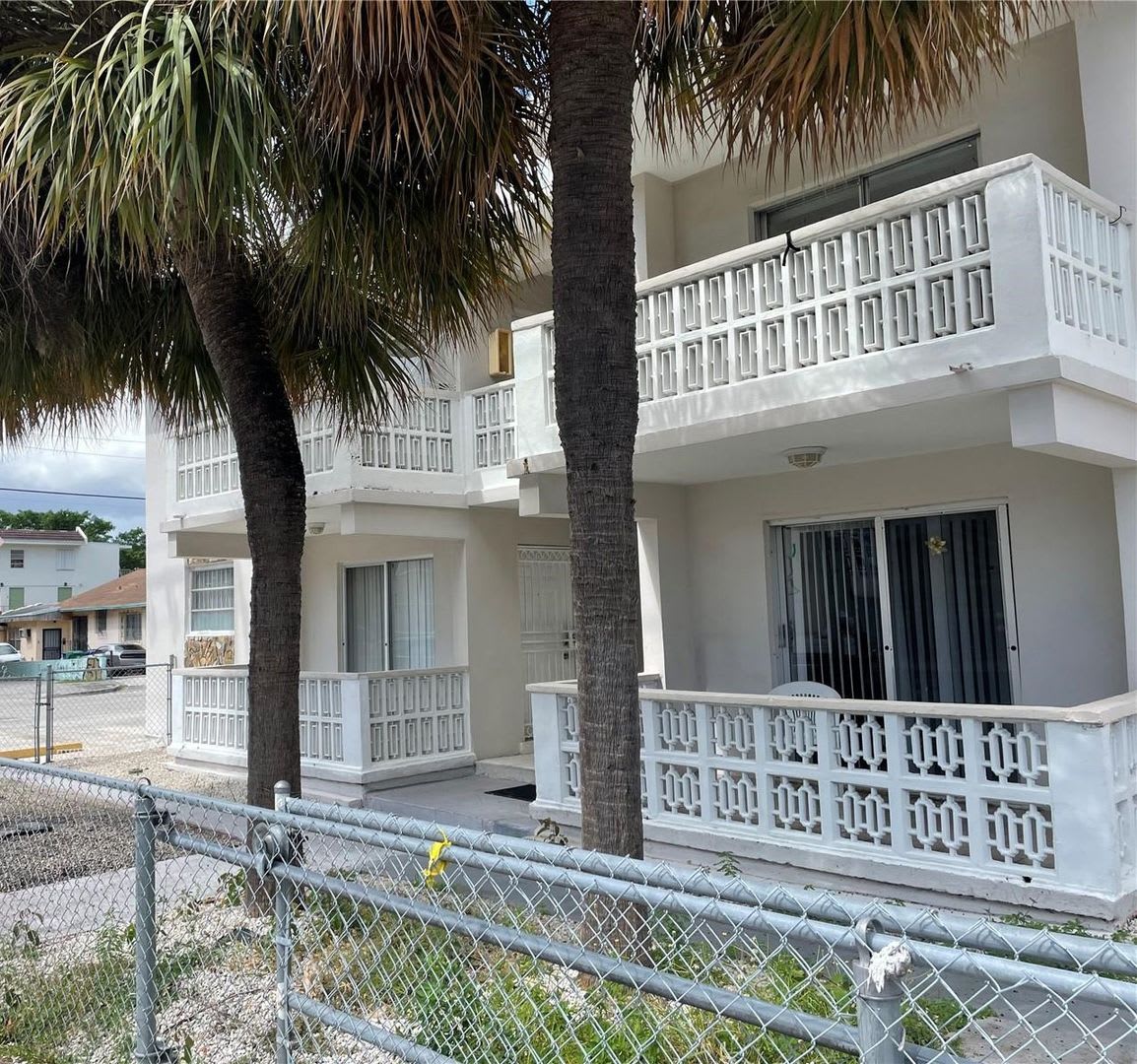 Spacious Upgraded Two Bed One Bath Unit Located In The Heart Of Little Havana The Building Has A Washer And Dryer On Site – photo 1