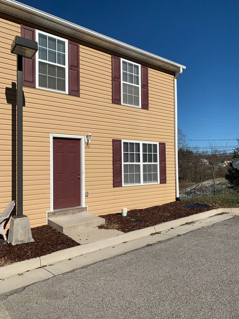 3 Bedroom 2.5 Bath Townhouse – photo 2