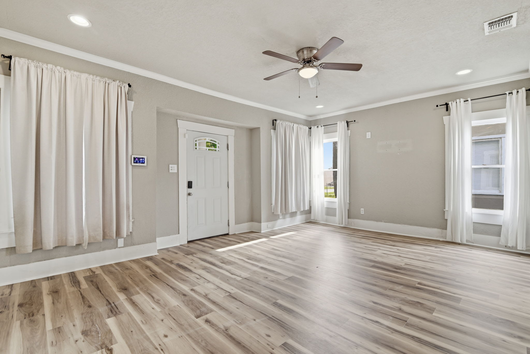 1629 West Woodlawn Avenue – photo 4