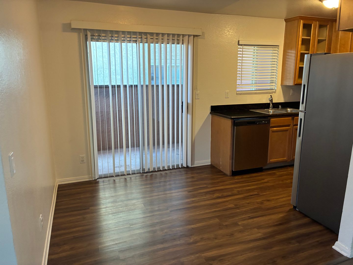 Beautiful Updated Unit, Pool/Spa, Private Laundry, Reserved Parking – photo 3