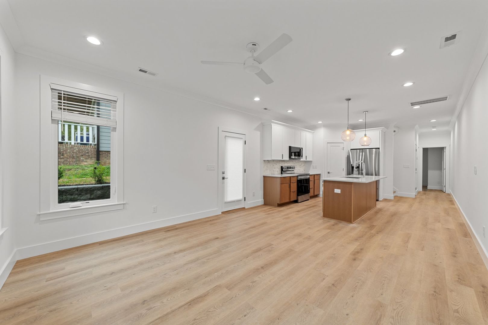 Gorgeous New Construction! Premium, Modern Finishes! Pet Friendly! – photo 4