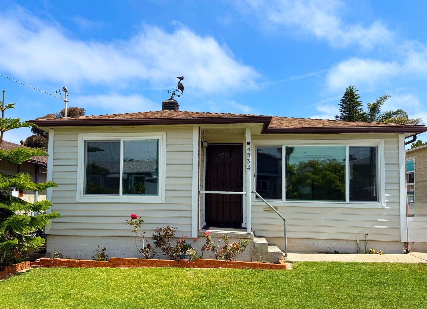 Beautiful 3/2 on a Great Block in Ocean Beach – photo 1