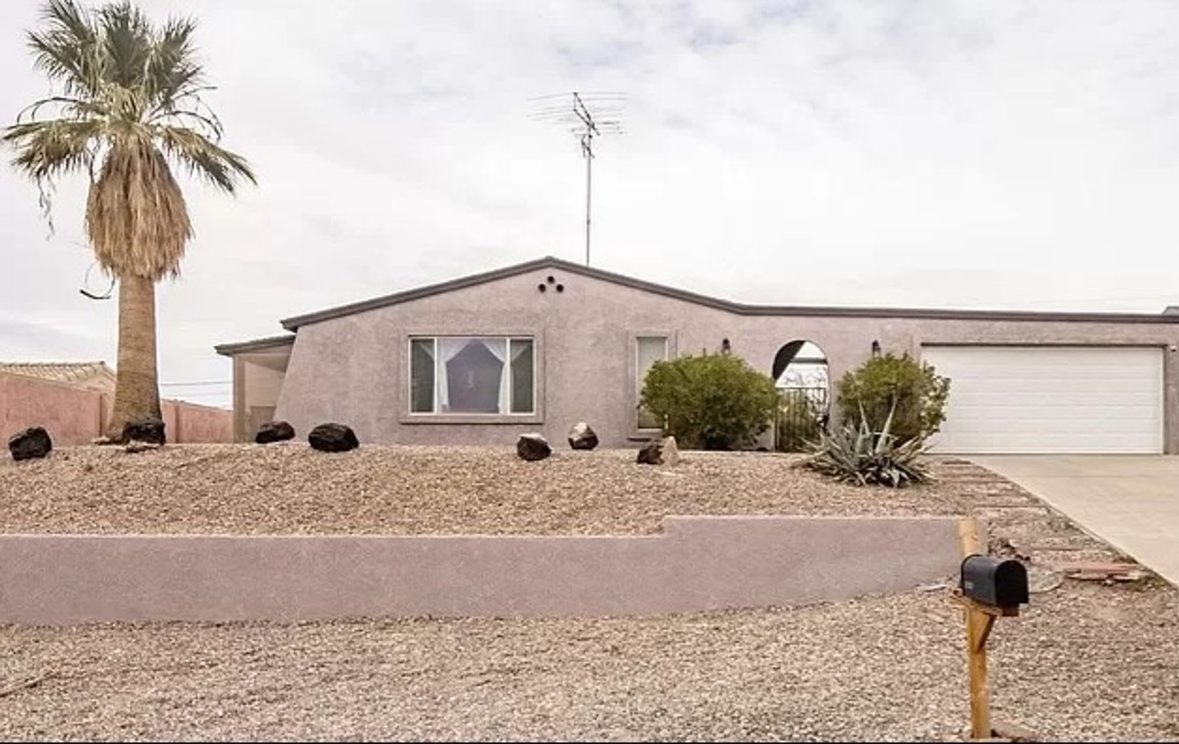3 Bedroom Home, 2 Bath – photo 1