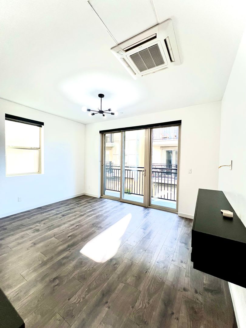 Move in special: $200 off first month rent – photo 3