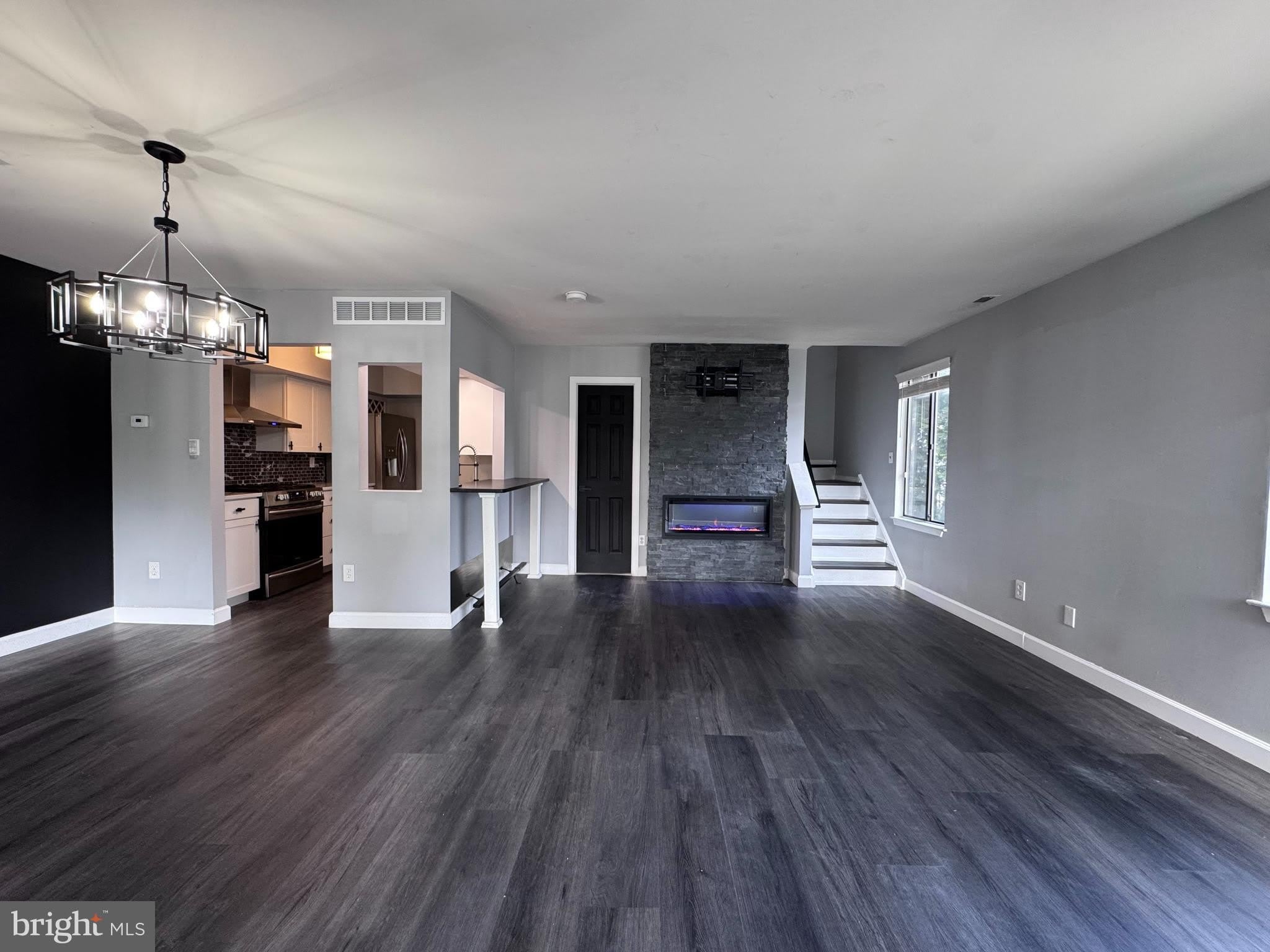 1403 ROBERTS Way – photo 4