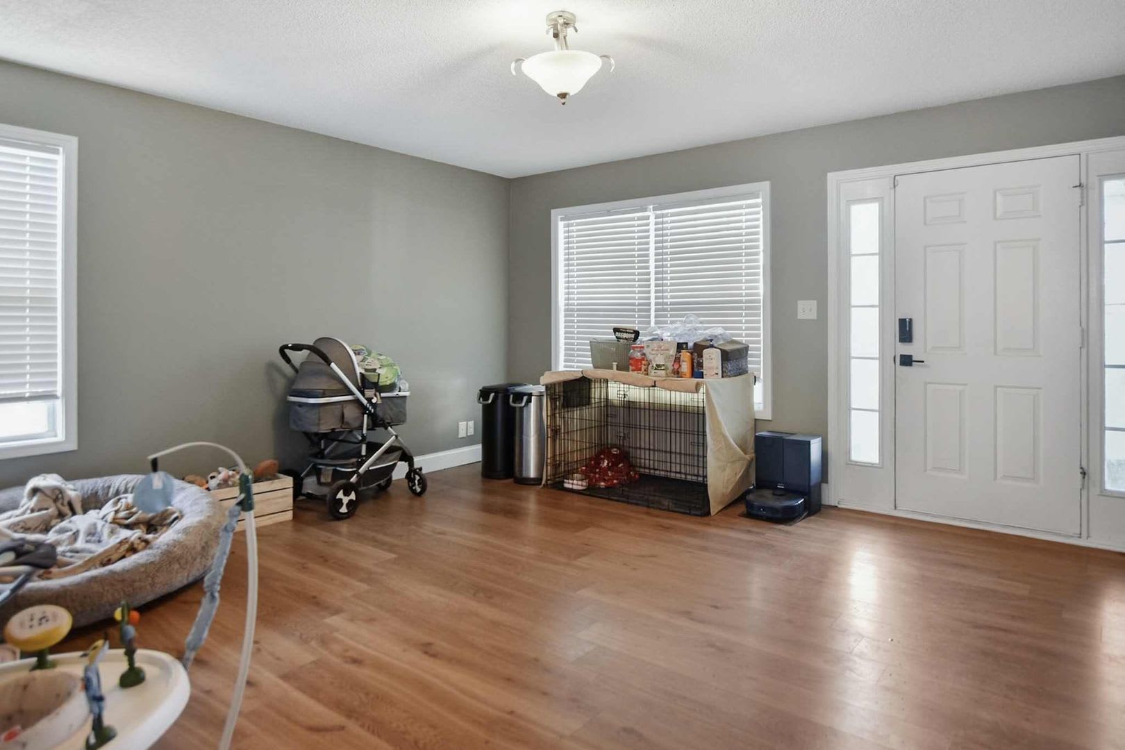 Pet Friendly Three Bedroom with Bonus! – photo 3