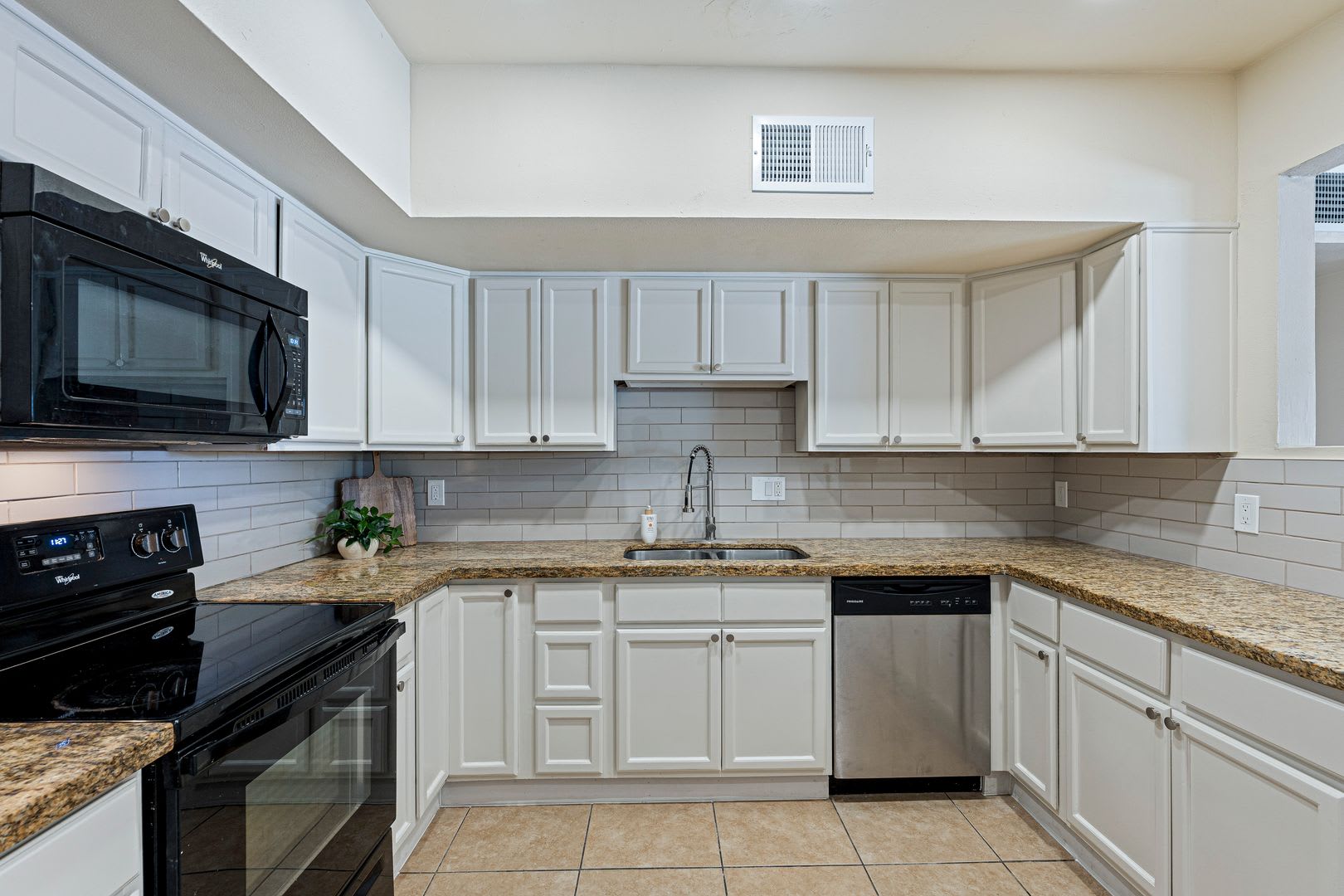 4 Bedrooms PLUS Pool – photo 2