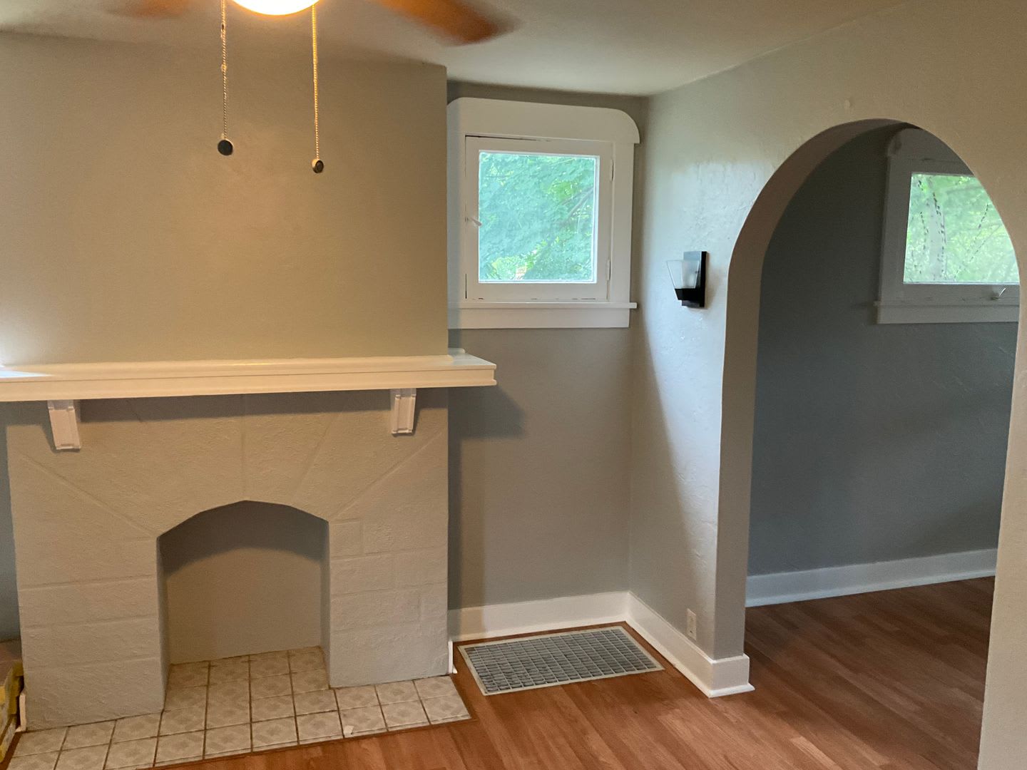 Charming, Character-Filled 2 Bedroom in Brentwood – Freshly Updated & Move-In Ready – photo 2