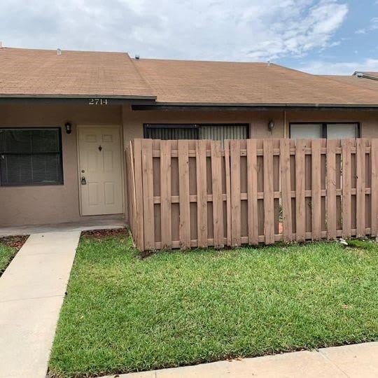 2714 N Nob Hill Road – photo 1