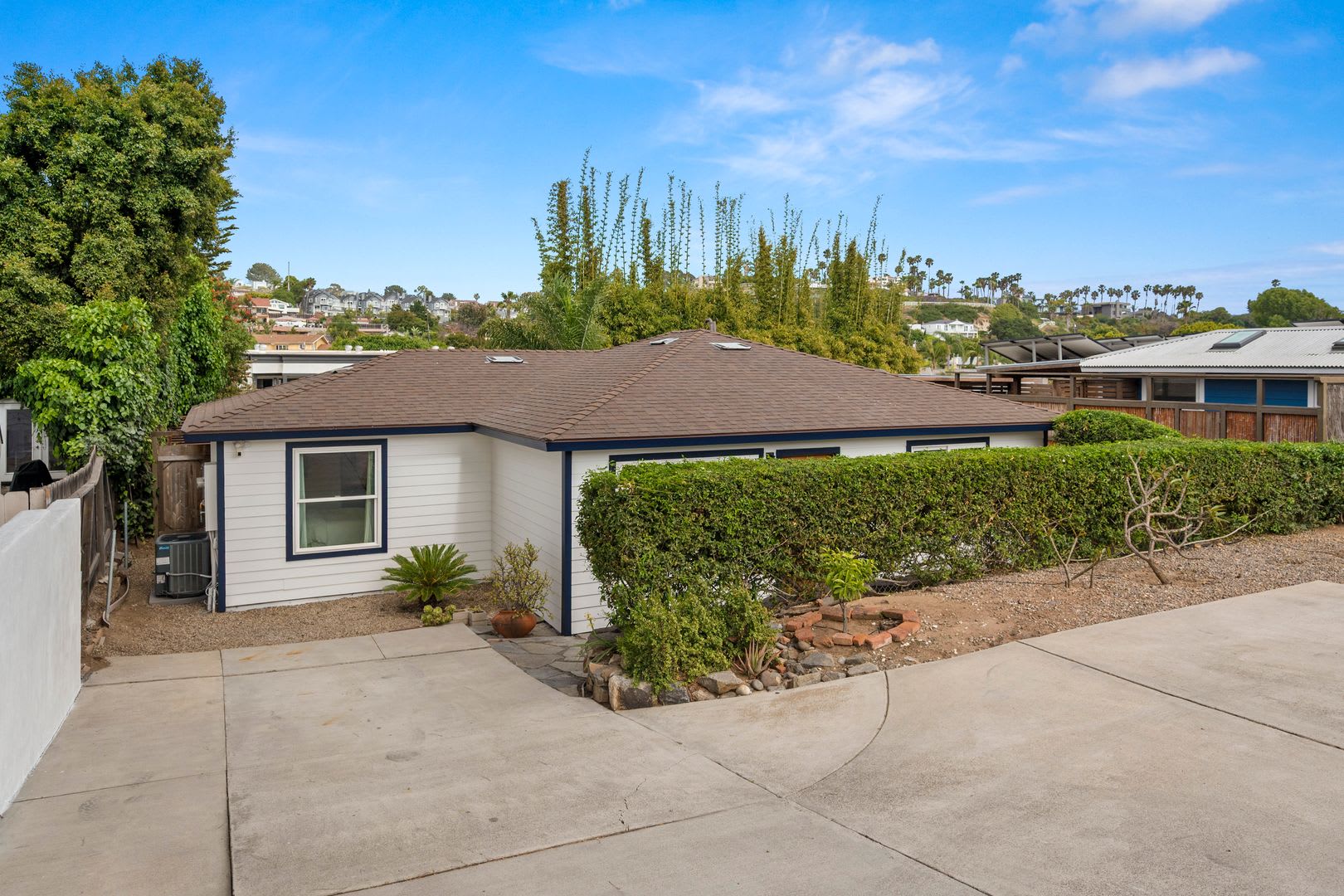 Stunning 2 BD, 2 BA, Single Level House in Solana Beach Rental for 6 Month Lease. – photo 2