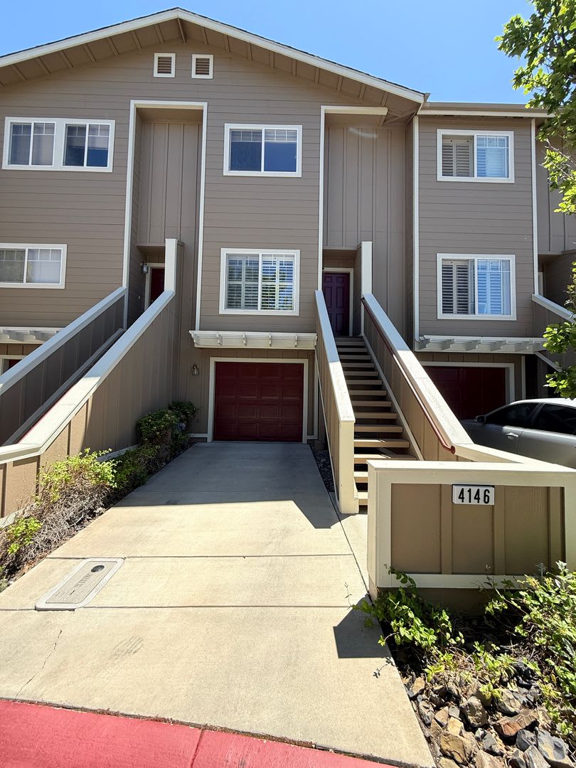 Great Townhome 2 bed 2 1/2 bath 2 car tandem garage. – photo 2
