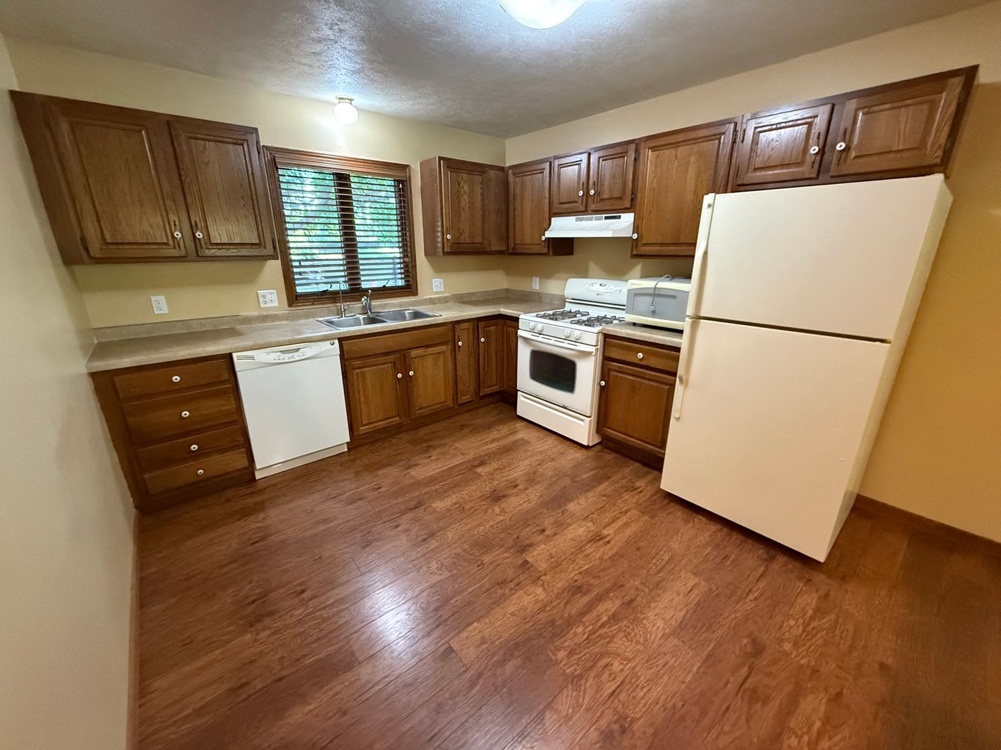 6 Bedroom, 3 Bath Home near Skyview Lake and Bel-Air School. – photo 3