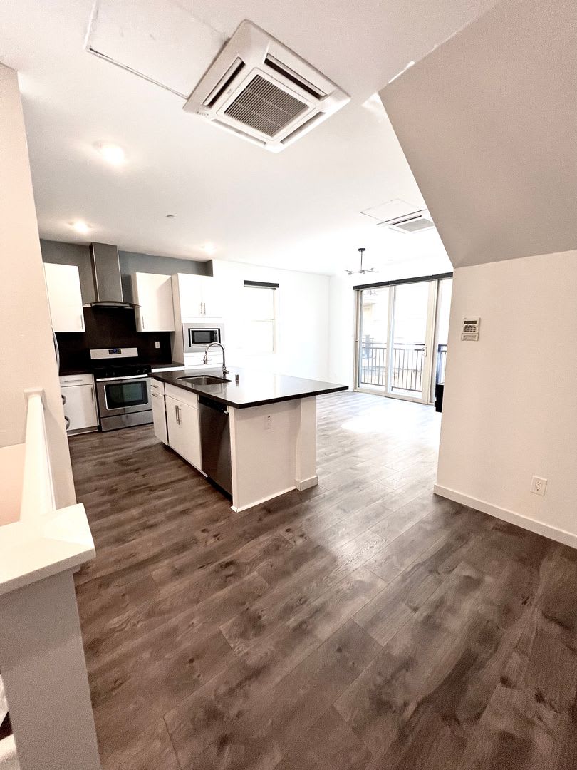 Move in special: $200 off first month rent – photo 4