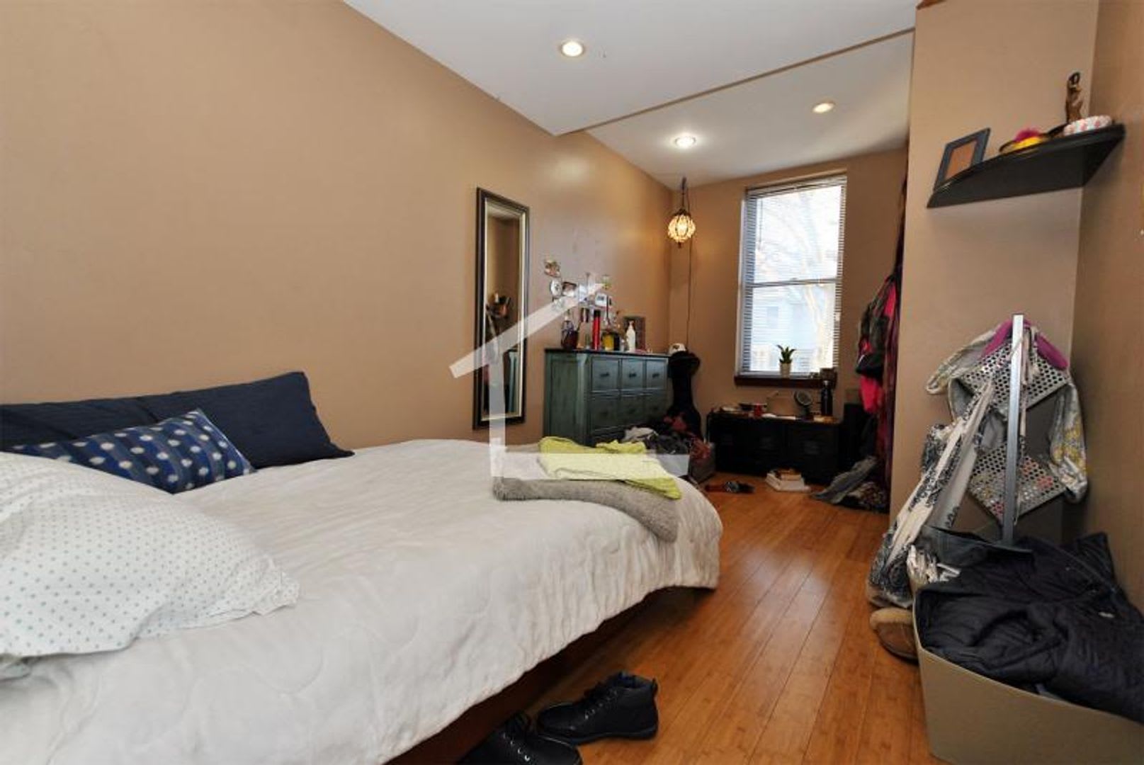 Nicely renovated, huge 3 bed near the Green Line in a prime location! – photo 3
