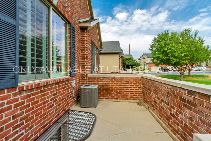 136 W 3360 N – photo 4