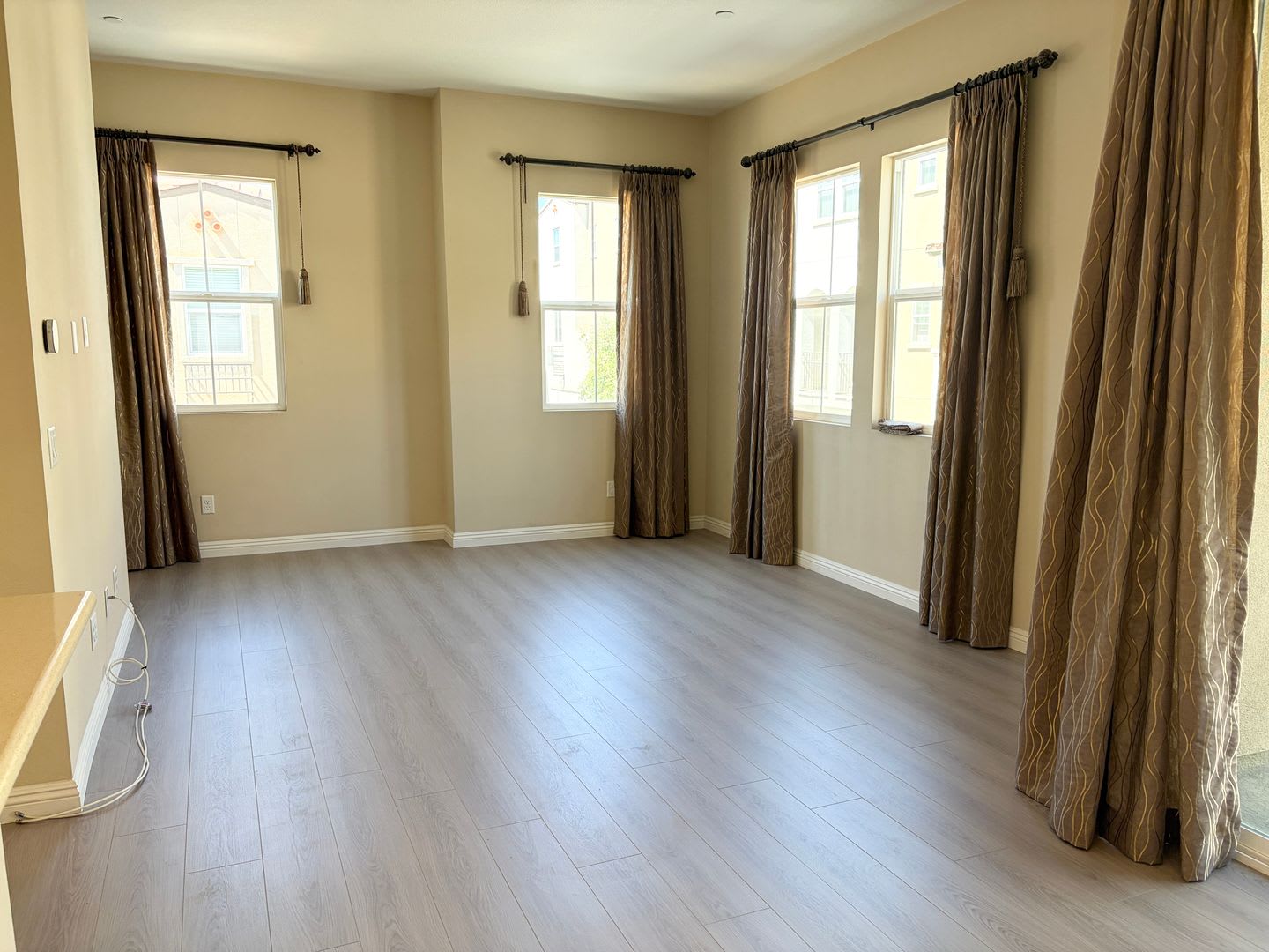 Stylish 3 Story Townhome With Balcony Open Concept Living – photo 5