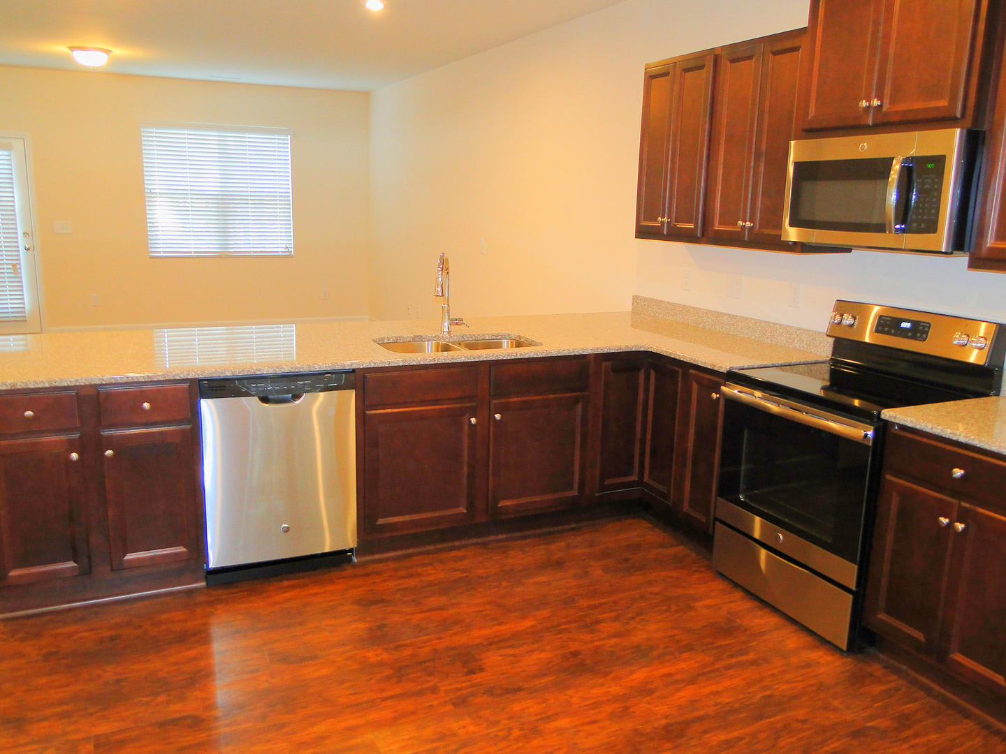 Beautiful 3 Bedroom, 2.5 Bathroom Townhome in NE Raleigh! – photo 2