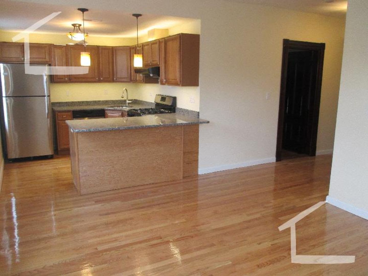 Large pet friendly, sunny, renovated 3 bed unit near Brookline Village. – photo 2