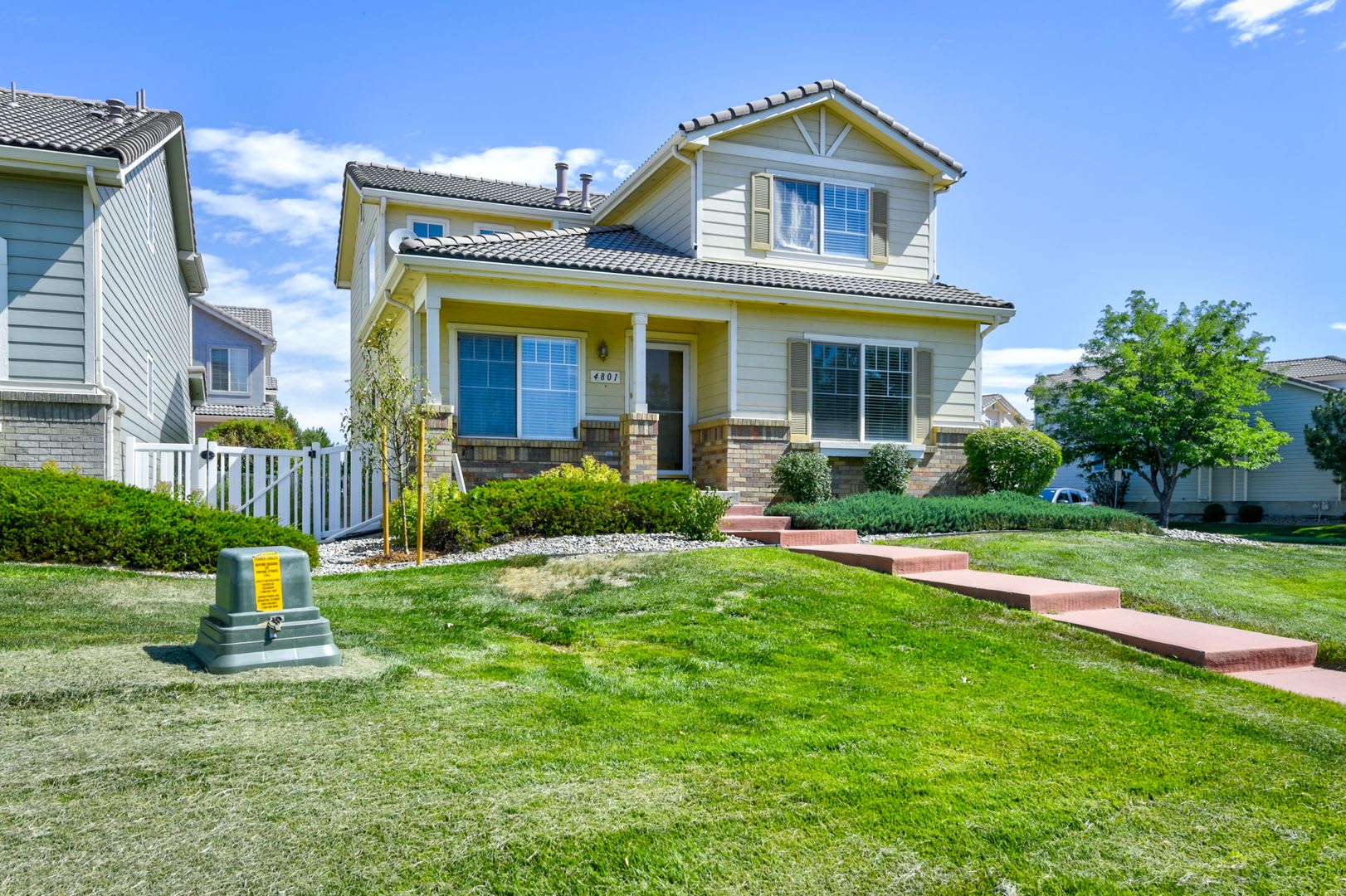 3 Bed 3 Bath corner Lot in Broomfield! Newly Refinished Wood Floors With Pool!! – photo 5