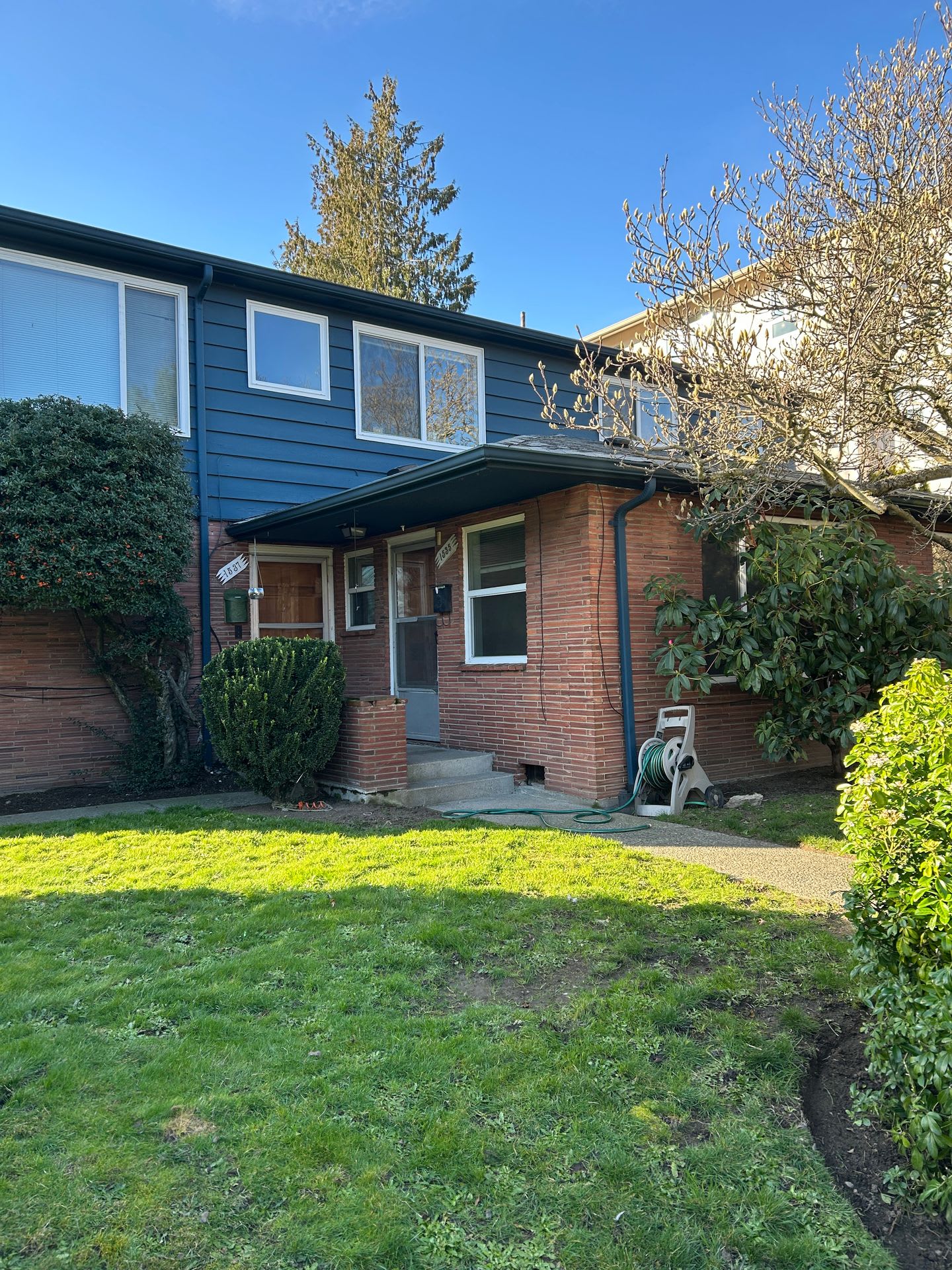 North Admiral 1BR, Small 4-Unit Building, Top Floor! – photo 1