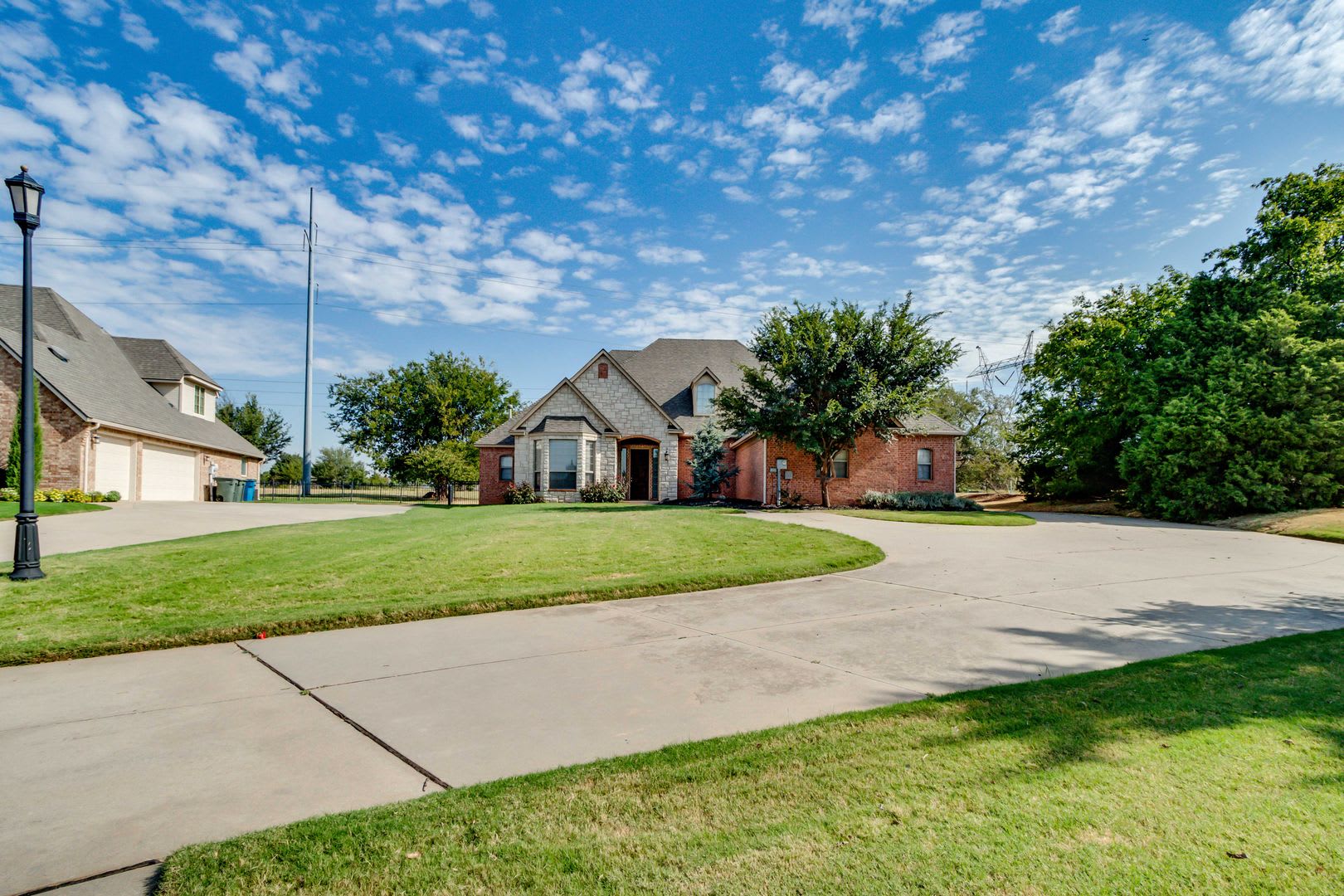 Beautiful 4Bedroom Home tucked away on a quiet cul-de-sac in Coffee Creek! Edmond Schools! Available Now!!! – photo 1