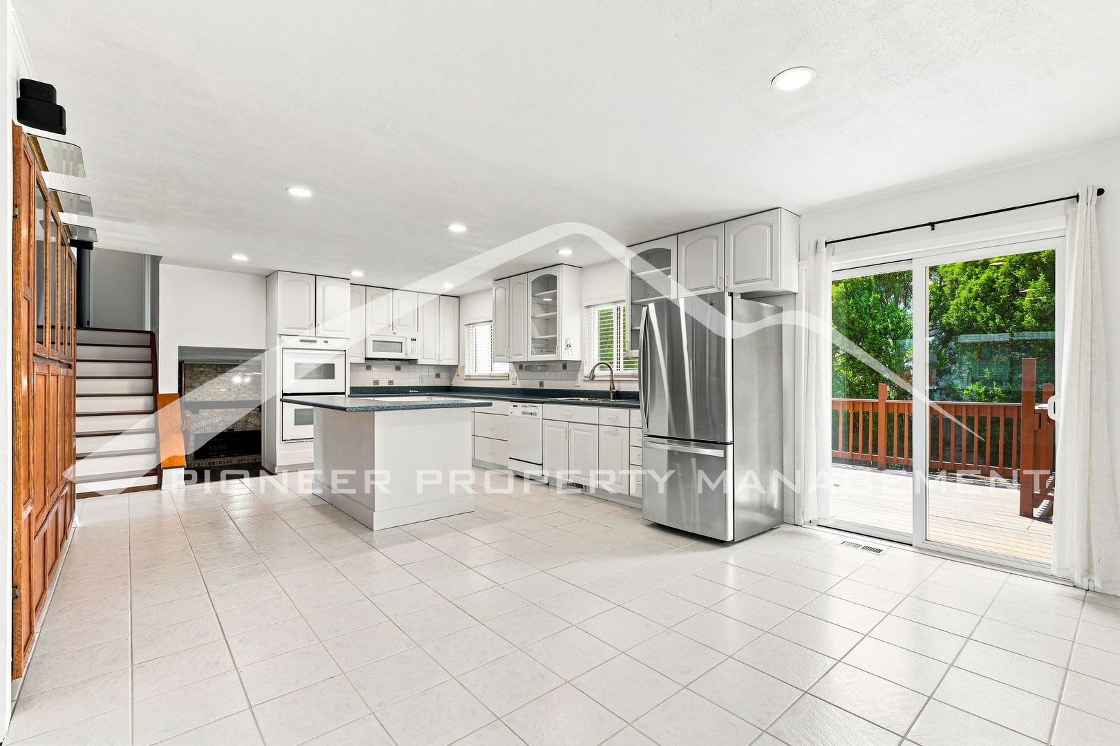 Spacious Home With Central Ac And Traditional Wood Features – photo 4