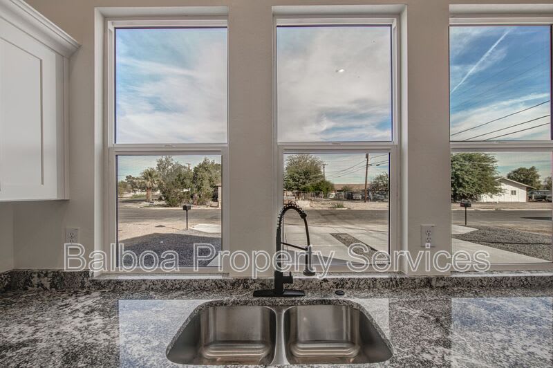 212 2nd Ave E – photo 3