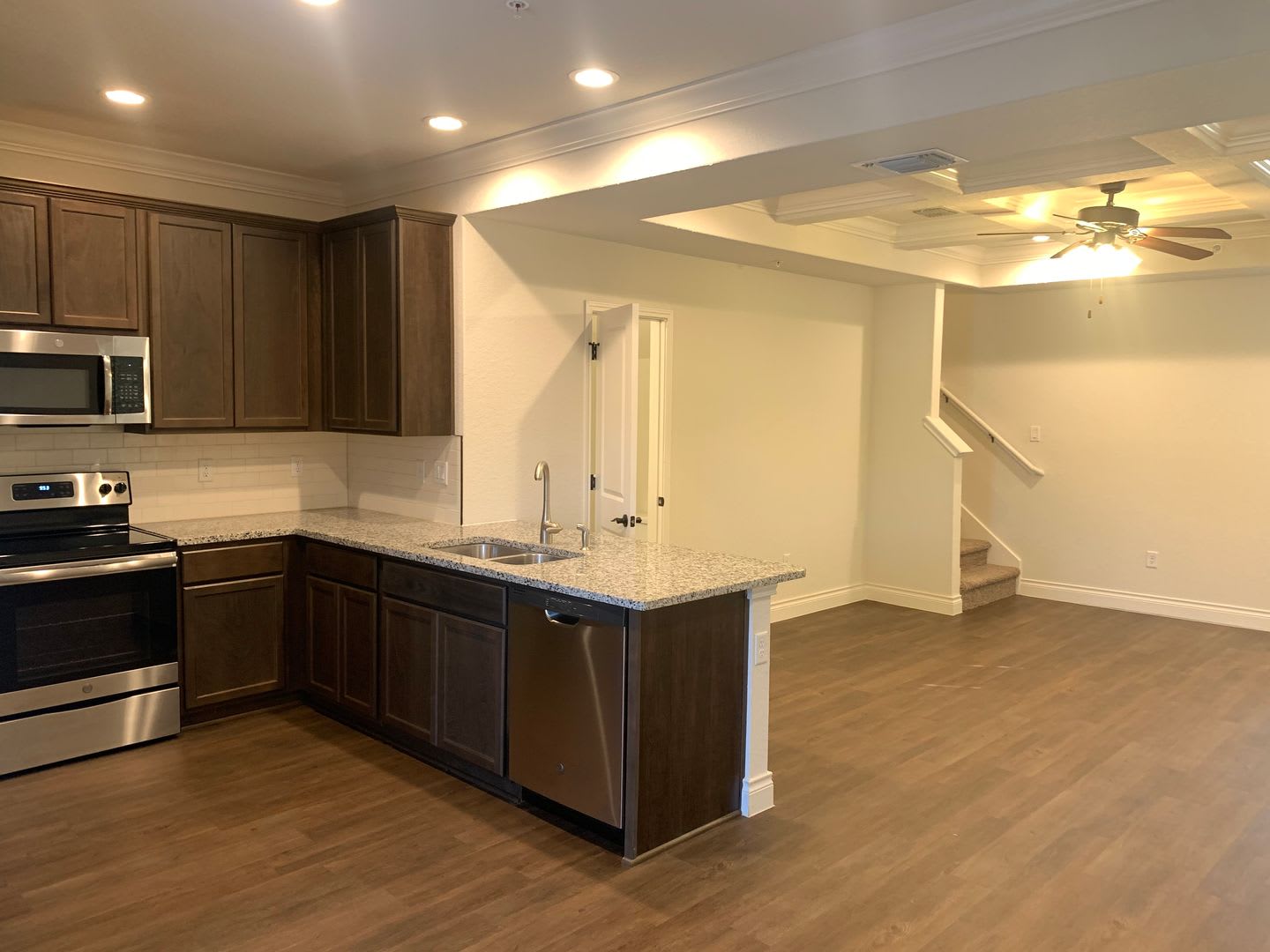 1 Month Free Rent 3 2 5 1 5 Includes Fridge Washer Dryer Oversized 1 Car Garage Fenced In Yard Nbisd – photo 3