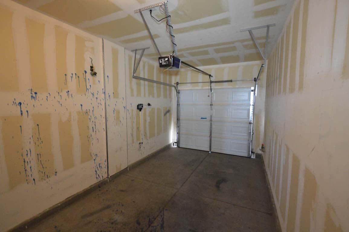 Spacious 3 Bedroom Henderson Home With Dual Garages – photo 3
