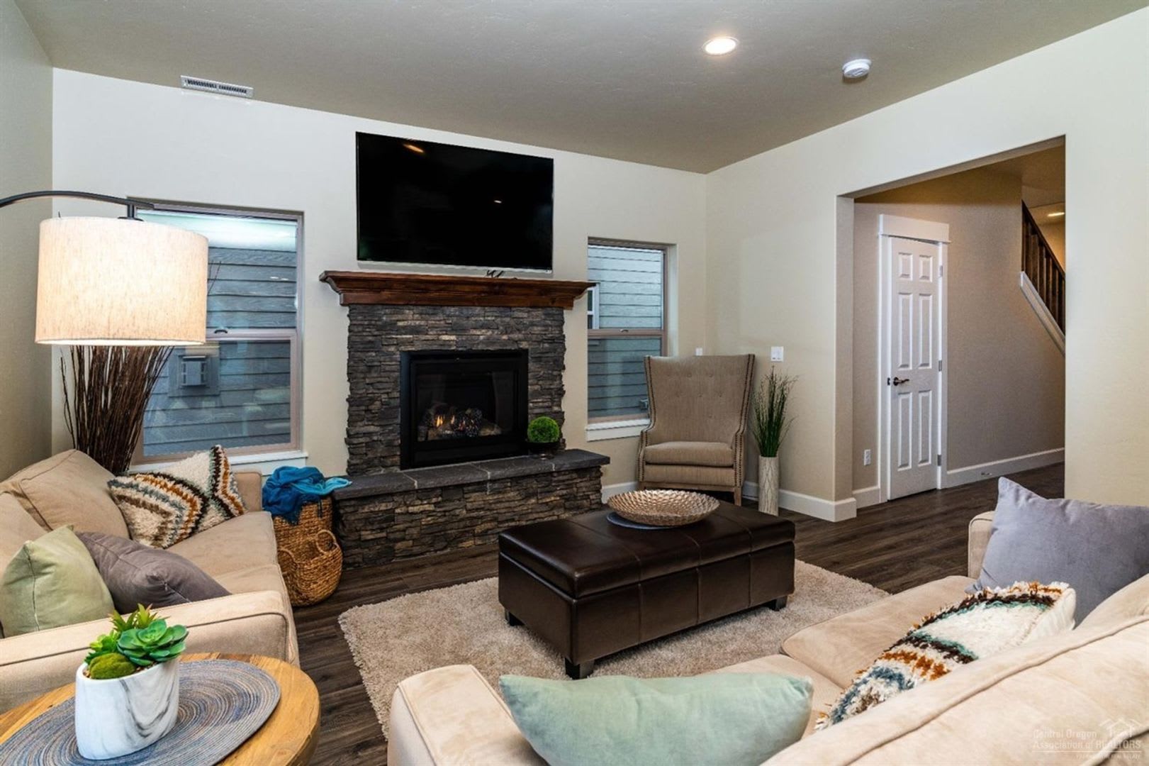 Newer SE Bend House w/A/C & Gas Heat, 3 Bdrms, 2.5 Baths, 2093 Sq Ft, Gas Fireplace, Access to Pool – photo 4