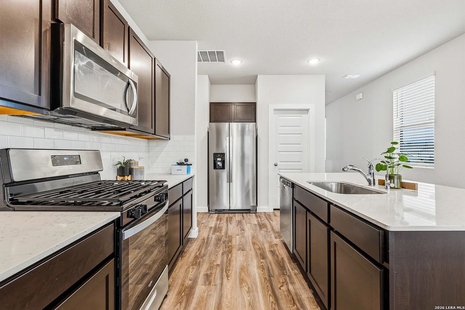 Modern 3Br Home With Upgrades Private Greenbelt Setting – photo 5