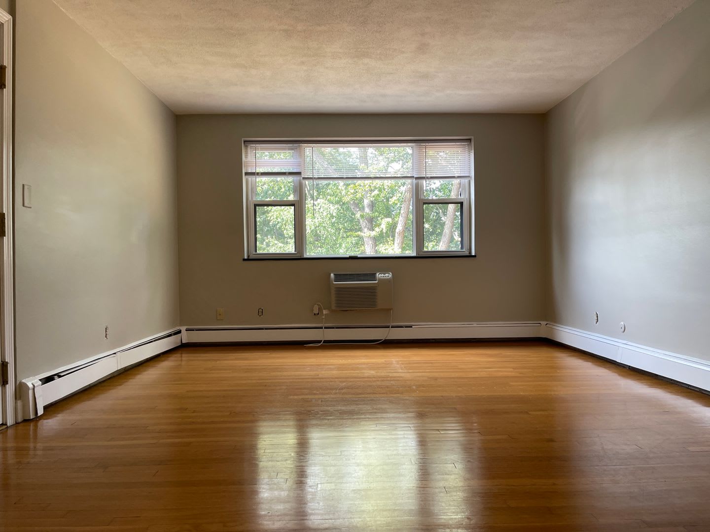 Older Renovation But Very Nice Layout 2 Bed Ht Hw Inc No Fee Next 1 Free Month – photo 1