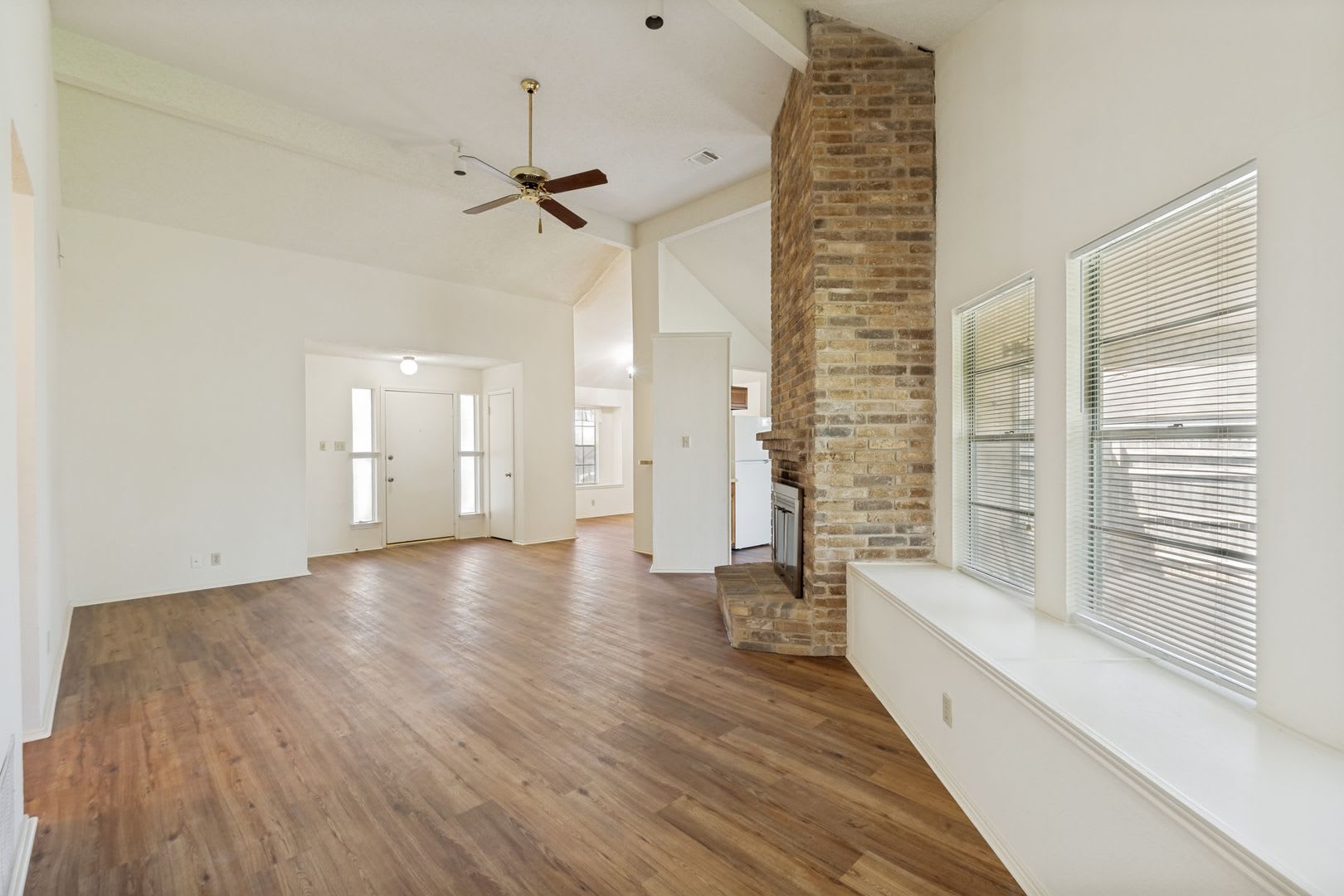 BEAUTIFUL SINGLE-STORY HOME IN WOODCREST – photo 5