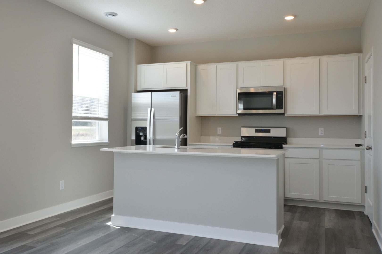 Gorgeous 3 Bed, 3 Bath Home with 2-Car Garage in Rogers, MN! – photo 4
