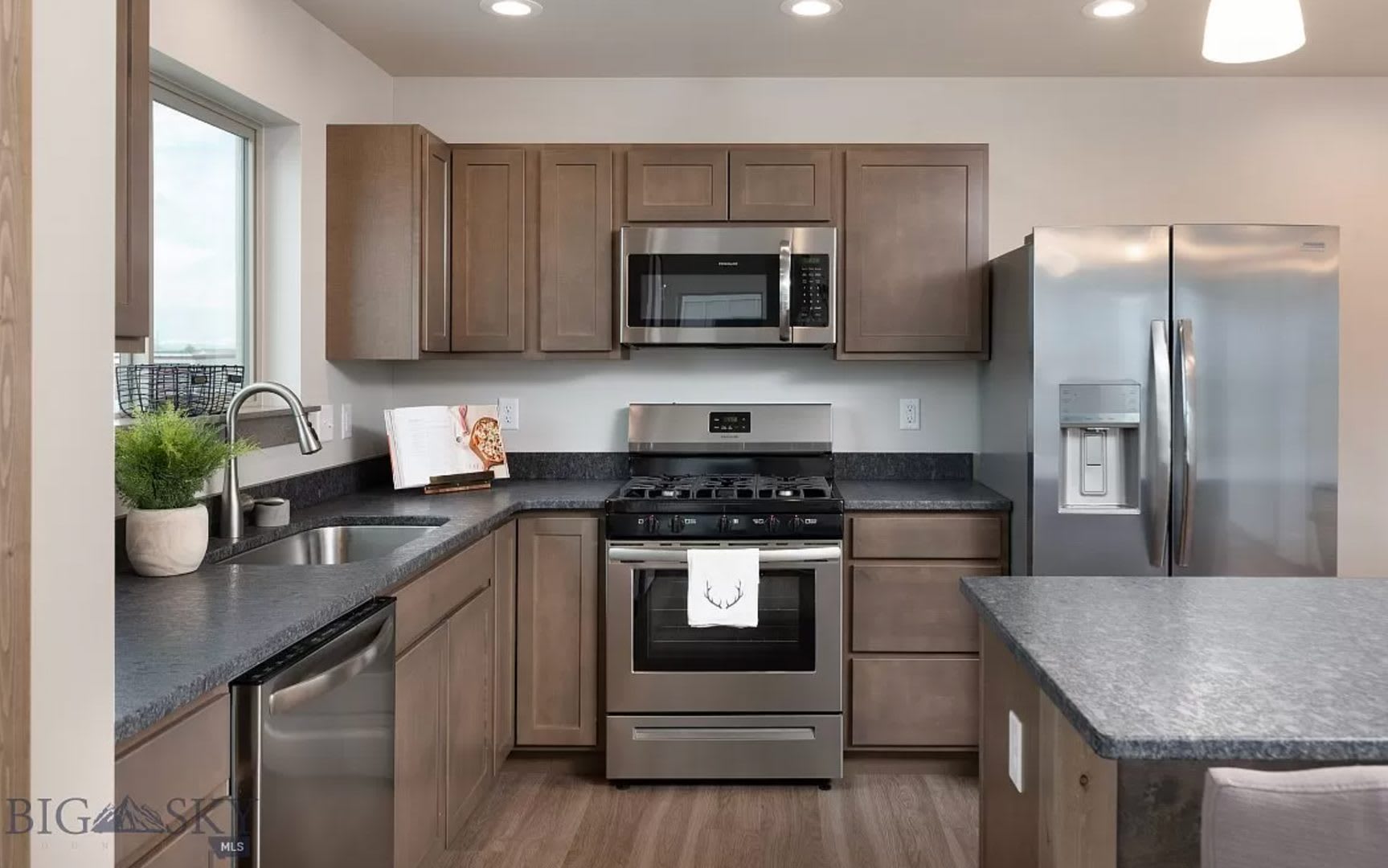Brand New Three Bedroom Townhouse W Ac – photo 1