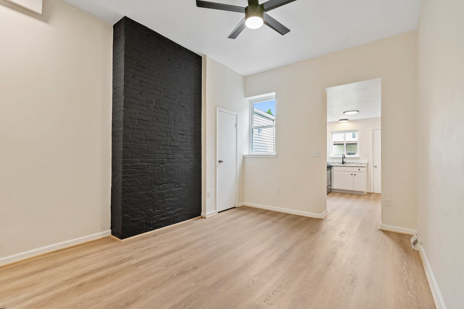 Newly renovated 2 Bed, 1 Bath w/ Bonus Room, Central AC, Laundry – photo 5