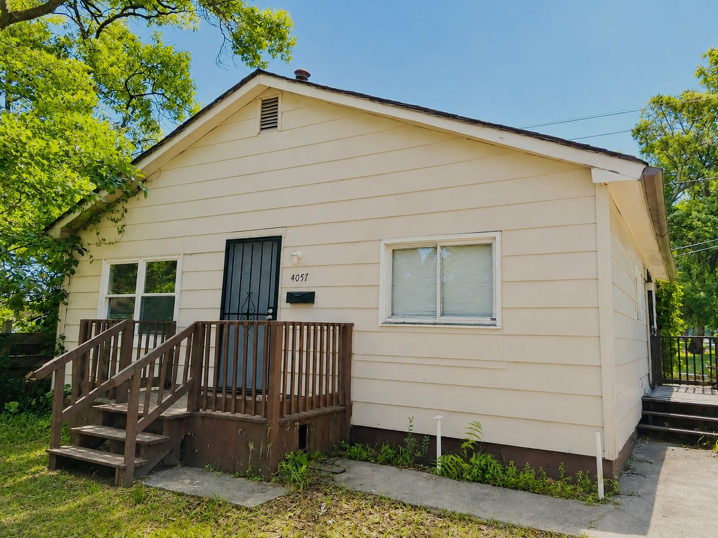 2 Bed 1 Bath Home With Den – photo 1