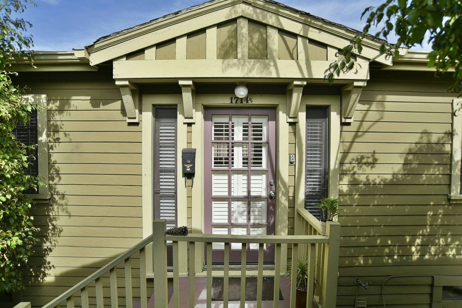 Adorable 1 Bed 1 Bath Apartment In The Heart Of Echo Park With In Unit Laundry Parking Private Yard – photo 5