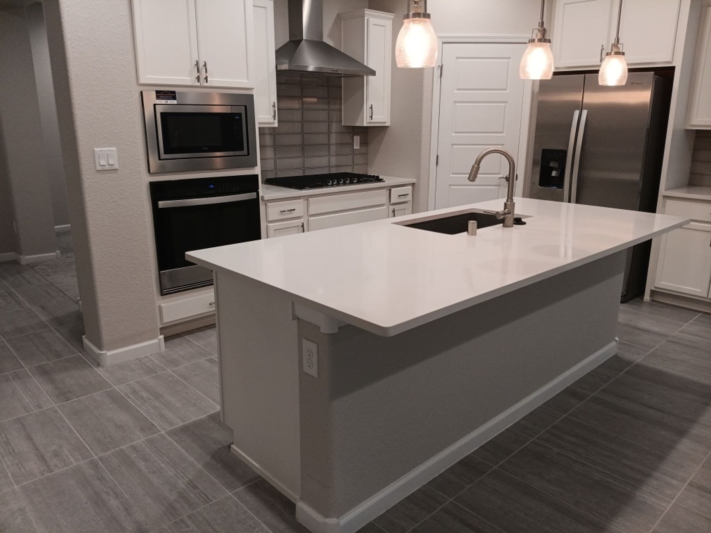 3 Bedroom, 2 Bathroom Home! Schedule a Showing! – photo 2