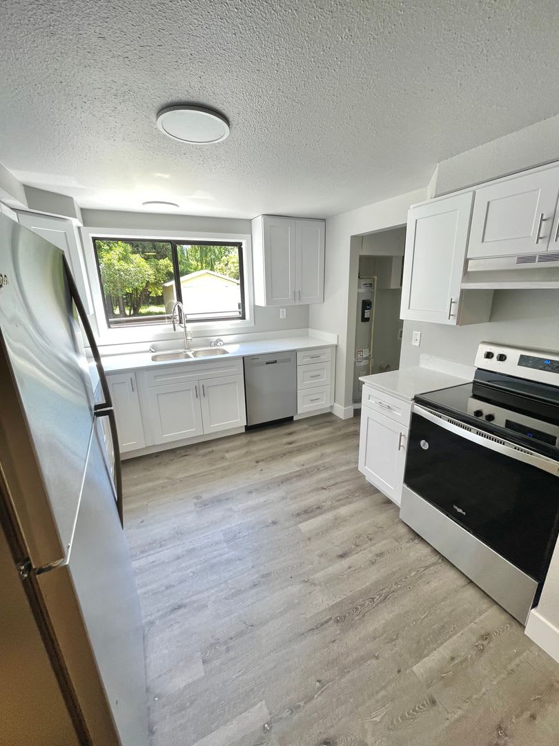 Newly Remodeled 3-bedroom 1 Bath, Spacious Home, All New Appliances and Flooring! – photo 4